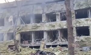 Un anno di guerra in Ucraina, Un palazzo bombardato in Ucraina
