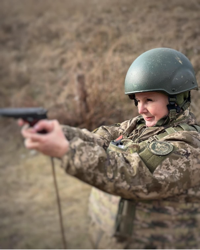 L’autrice si esercita ad utilizzare la pistola (foto di S. Galych)
